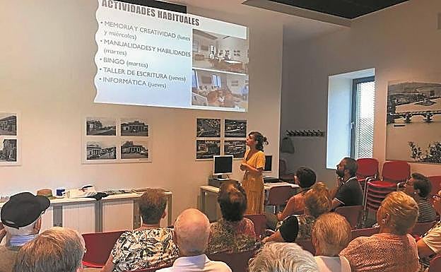 Imagen de una charla informativa sobre las actividades que se imparten en el centro de Behobia.