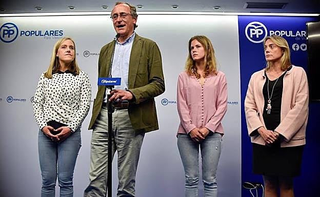 Amaya Fernández, Alfonso Alonso, Beatriz Fanjul y Raquel González, ayer en la sede del PP en Bilbao.