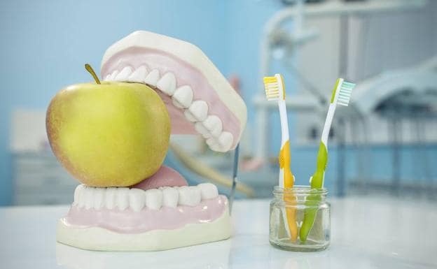 Cepillarse los dientes después de comer fruta los destroza