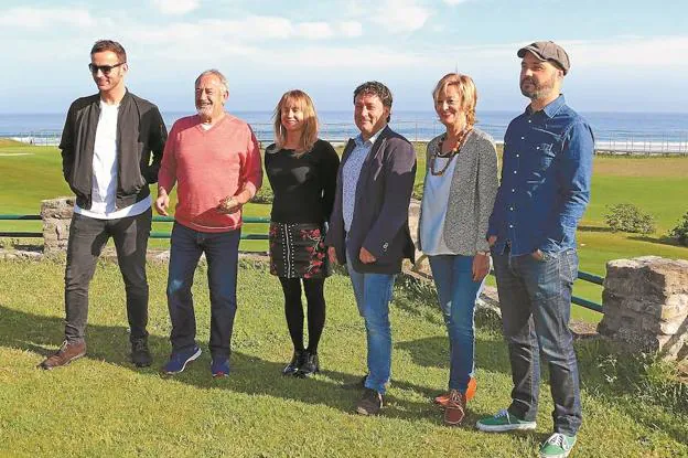 Presentación. Autoridades y organizadores posan durante la presentación del Cabreiroá Pro Zarautz en el Real Club de Golf.