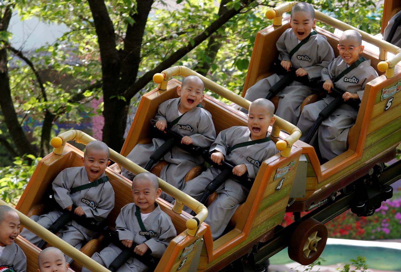 Monjes novicios surcoreanos disfrutan de su visita a Everland, el parque de diversiones más grande de Corea del Sur. Los niños están experimentando la vida monástica en las tres semanas previas al próximo cumpleaños de Buda el 12 de mayo.