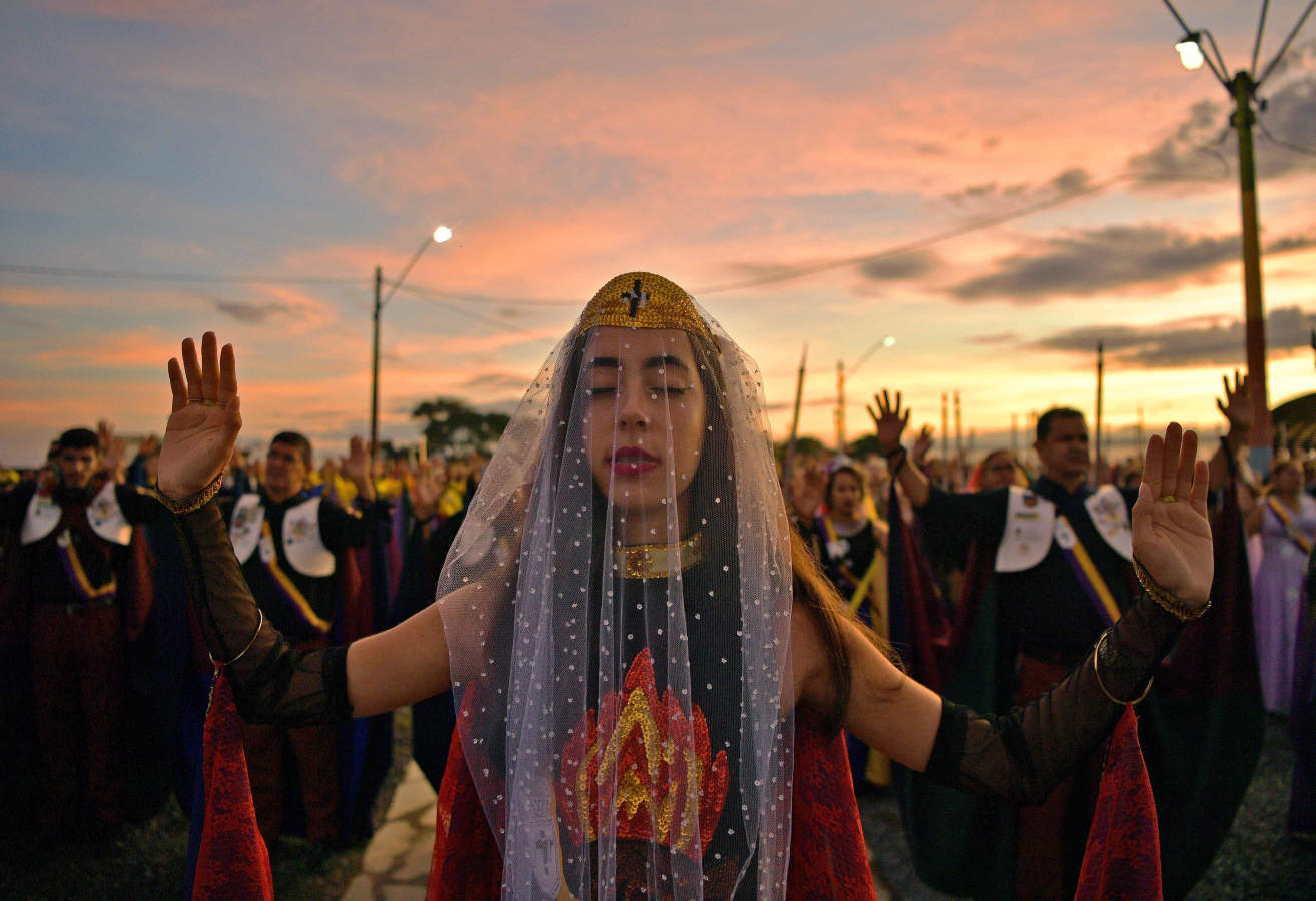 Ninfas, mujeres devotas de la comunidad religiosa de 'Vale do Amanhecer', oran durante su ceremonia más grande del año en el complejo de templos de Vale do Amanhecer, una comunidad a las afueras de Planaltina, a 50 km de la capital brasileña, Brasilia. Esta comunidad ecléctica celebra su ritual más importante del año para honrar a los medios que se comunican con los espíritus buenos y malos. El grupo combina una variedad de prácticas religiosas, incluidas cristianas e hindúes, con símbolos tomados de los incas y mayas, así como una creencia en la vida extraterrestre y los viajes intergalácticos. Con unos 600 templos en todo Brasil, Portugal, Alemania, Japón, Bolivia, Uruguay y los Estados Unidos, el movimiento religioso afirma tener 800,000 miembros.