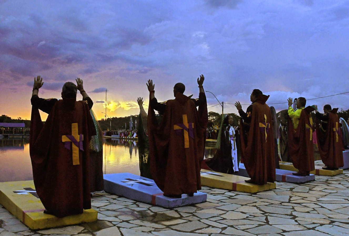 Ninfas, mujeres devotas de la comunidad religiosa de 'Vale do Amanhecer', oran durante su ceremonia más grande del año en el complejo de templos de Vale do Amanhecer, una comunidad a las afueras de Planaltina, a 50 km de la capital brasileña, Brasilia. Esta comunidad ecléctica celebra su ritual más importante del año para honrar a los medios que se comunican con los espíritus buenos y malos. El grupo combina una variedad de prácticas religiosas, incluidas cristianas e hindúes, con símbolos tomados de los incas y mayas, así como una creencia en la vida extraterrestre y los viajes intergalácticos. Con unos 600 templos en todo Brasil, Portugal, Alemania, Japón, Bolivia, Uruguay y los Estados Unidos, el movimiento religioso afirma tener 800,000 miembros.