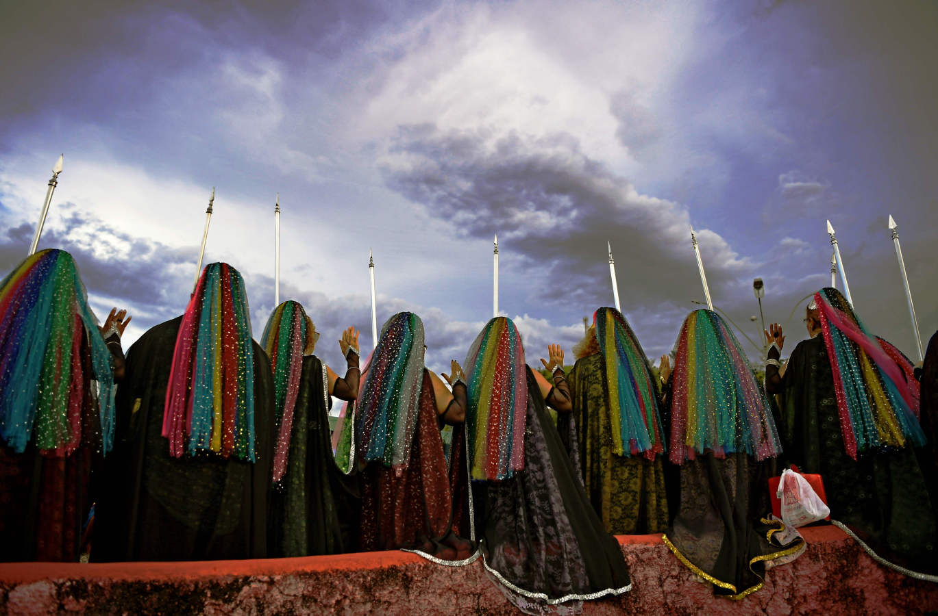 Ninfas, mujeres devotas de la comunidad religiosa de 'Vale do Amanhecer', oran durante su ceremonia más grande del año en el complejo de templos de Vale do Amanhecer, una comunidad a las afueras de Planaltina, a 50 km de la capital brasileña, Brasilia. Esta comunidad ecléctica celebra su ritual más importante del año para honrar a los medios que se comunican con los espíritus buenos y malos. El grupo combina una variedad de prácticas religiosas, incluidas cristianas e hindúes, con símbolos tomados de los incas y mayas, así como una creencia en la vida extraterrestre y los viajes intergalácticos. Con unos 600 templos en todo Brasil, Portugal, Alemania, Japón, Bolivia, Uruguay y los Estados Unidos, el movimiento religioso afirma tener 800,000 miembros.