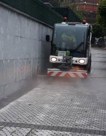 Imagen secundaria 2 - Un tractor con cribadora limpia la playa de Ondarreta. Abajo, un camión Rovac para despejar sumideros y una barredora. 