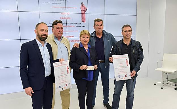 Denis Itxaso, los hermanos Miguel, María y Luis Gallastegi y Miguel de los Toyos en la presentación de este jueves.