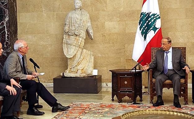 El ministro español de Exteriores en funciones, Josep Borrell (i), conversa con el presidente libanés, Michel Aoun.