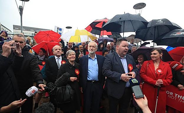 El líder del Partido Laborista británico Jeremy Corbyn (C) celebra el resultado de las elecciones para el Consejo de Trafford.