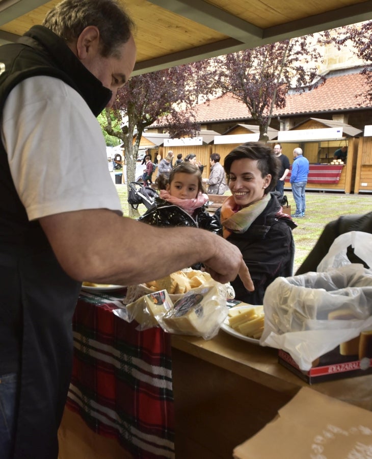 Comienza la feria del queso vasco de Idiazabal. Un total de 29 fabricantes de queso de Euskadi, Iparralde y Navarra han acercado sus quesos a la plaza mayor de Idiazabal, escenario de gran parte de los actos organizados con motivo de esta feria. 