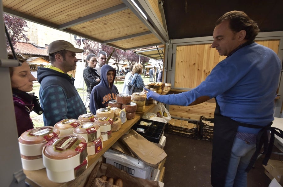 Comienza la feria del queso vasco de Idiazabal. Un total de 29 fabricantes de queso de Euskadi, Iparralde y Navarra han acercado sus quesos a la plaza mayor de Idiazabal, escenario de gran parte de los actos organizados con motivo de esta feria. 