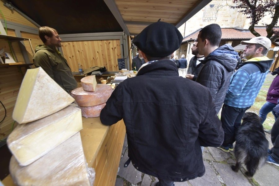 Comienza la feria del queso vasco de Idiazabal. Un total de 29 fabricantes de queso de Euskadi, Iparralde y Navarra han acercado sus quesos a la plaza mayor de Idiazabal, escenario de gran parte de los actos organizados con motivo de esta feria. 