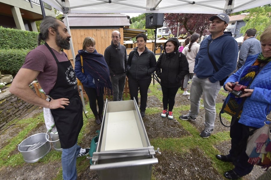Comienza la feria del queso vasco de Idiazabal. Un total de 29 fabricantes de queso de Euskadi, Iparralde y Navarra han acercado sus quesos a la plaza mayor de Idiazabal, escenario de gran parte de los actos organizados con motivo de esta feria. 
