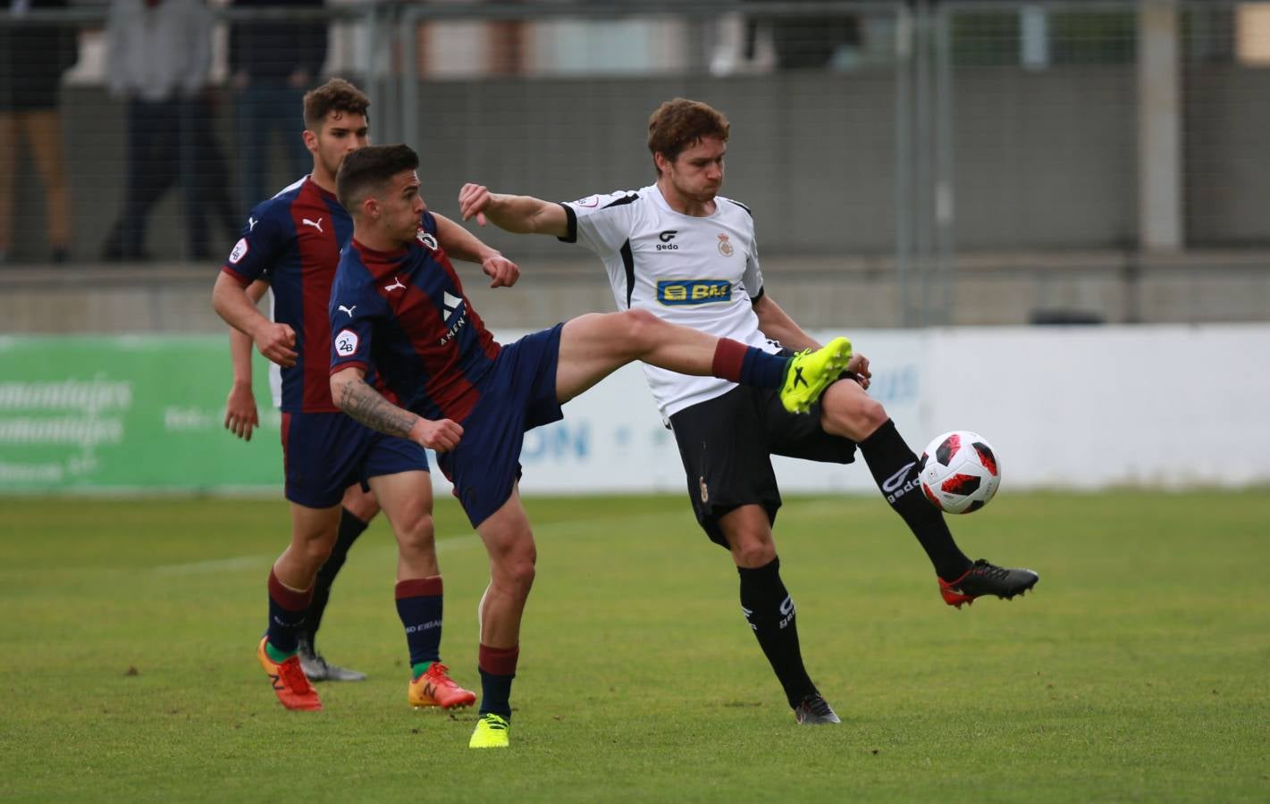 Los irundarras han derrotado por 2-0 al Vitoria en Gal.