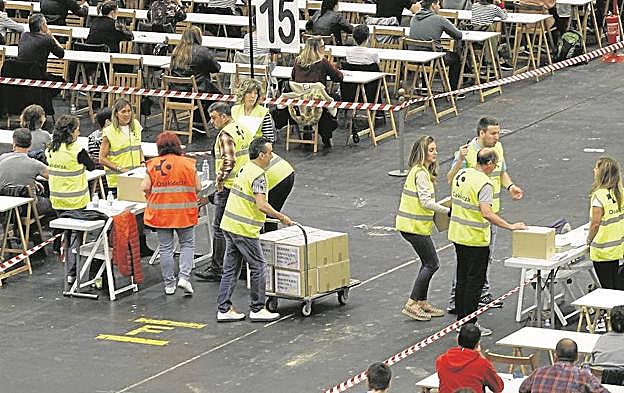 Personal de Osakidetza distribuye los exámenes durante una de las OPE celebradas en 2018.