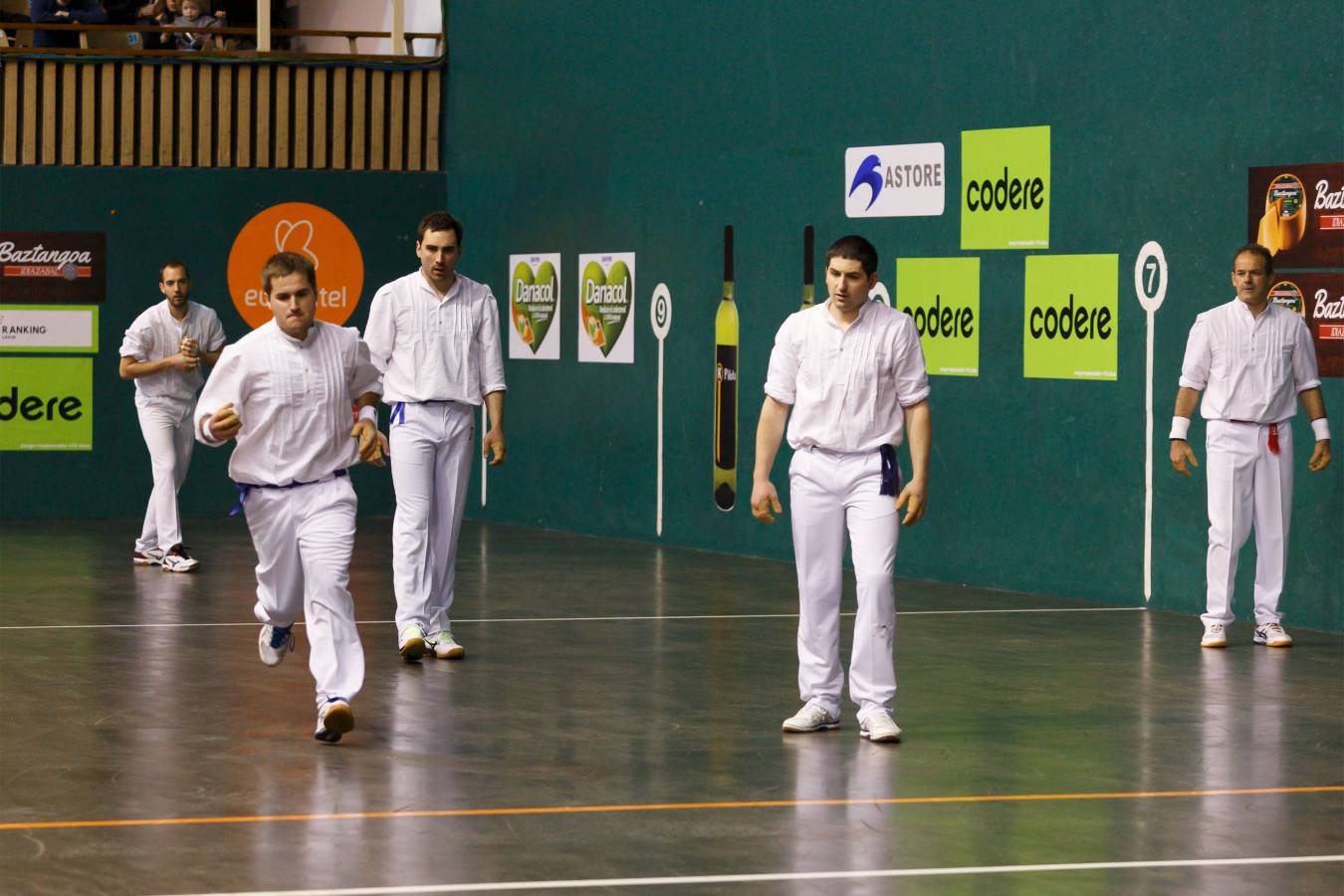 Juan Martínez de Irujo realizó el saque de honor. 