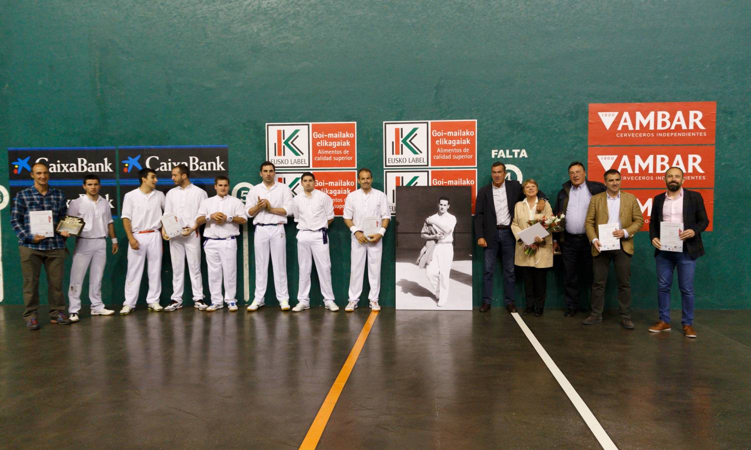 Juan Martínez de Irujo realizó el saque de honor. 