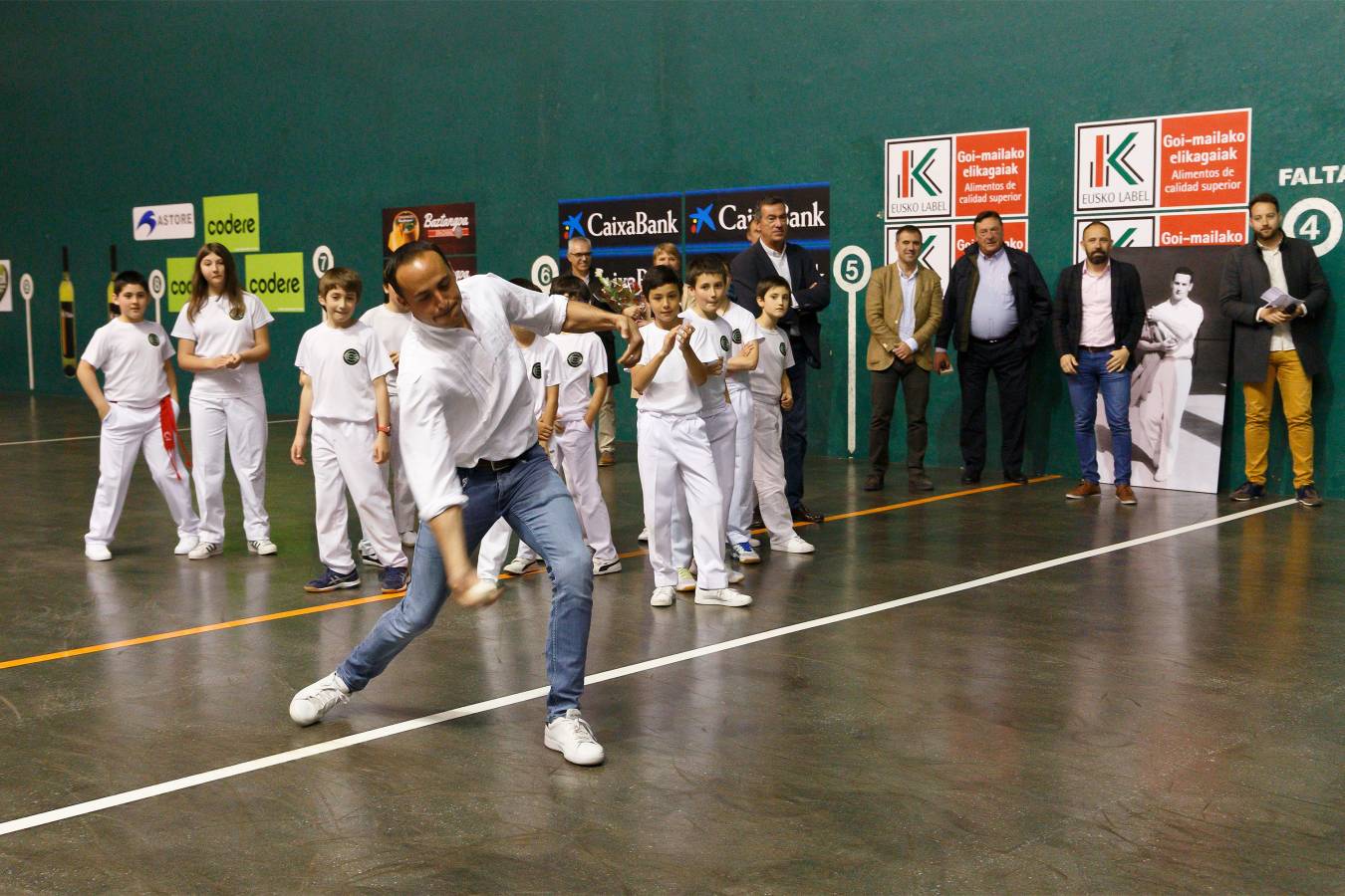 Juan Martínez de Irujo realizó el saque de honor. 