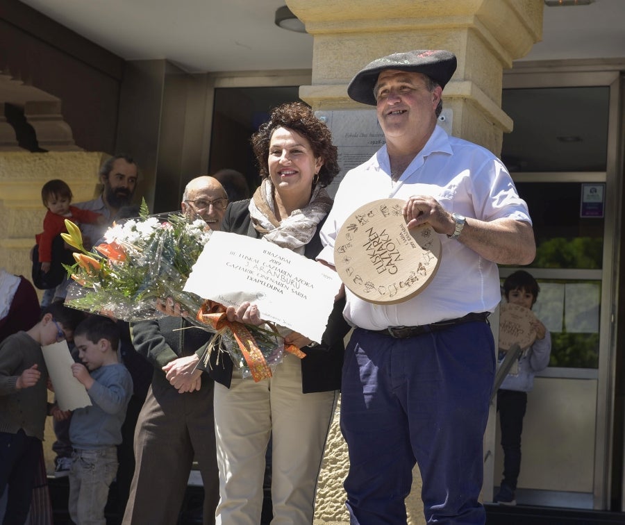 Idiazabal se vistió de gala para celebrar una de las citas fetivas más importante de la localidad, la Feria del Queso Vasco . Cientos de personas aprovecharon la soleada jornada para acercarse hasta allí y partipar en los numerosos actos y actividades organizadas a lo largo de la mañana de ayer. Una feria que reunió a 29 productores de queso con Denominación de Origen Idiazabal y Ossau Iraty.