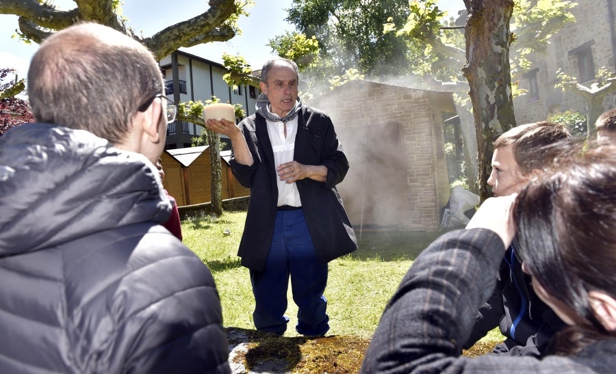 Idiazabal se vistió de gala para celebrar una de las citas fetivas más importante de la localidad, la Feria del Queso Vasco . Cientos de personas aprovecharon la soleada jornada para acercarse hasta allí y partipar en los numerosos actos y actividades organizadas a lo largo de la mañana de ayer. Una feria que reunió a 29 productores de queso con Denominación de Origen Idiazabal y Ossau Iraty.
