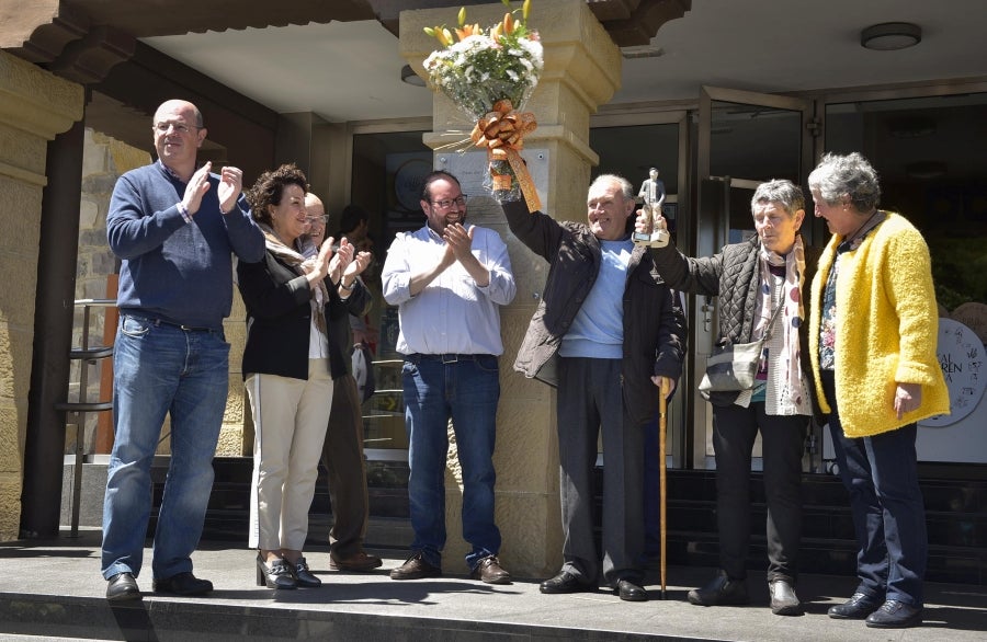 Idiazabal se vistió de gala para celebrar una de las citas fetivas más importante de la localidad, la Feria del Queso Vasco . Cientos de personas aprovecharon la soleada jornada para acercarse hasta allí y partipar en los numerosos actos y actividades organizadas a lo largo de la mañana de ayer. Una feria que reunió a 29 productores de queso con Denominación de Origen Idiazabal y Ossau Iraty.