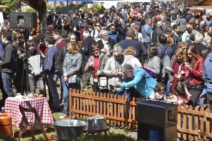 Idiazabal se vistió de gala para celebrar una de las citas fetivas más importante de la localidad, la Feria del Queso Vasco . Cientos de personas aprovecharon la soleada jornada para acercarse hasta allí y partipar en los numerosos actos y actividades organizadas a lo largo de la mañana de ayer. Una feria que reunió a 29 productores de queso con Denominación de Origen Idiazabal y Ossau Iraty.