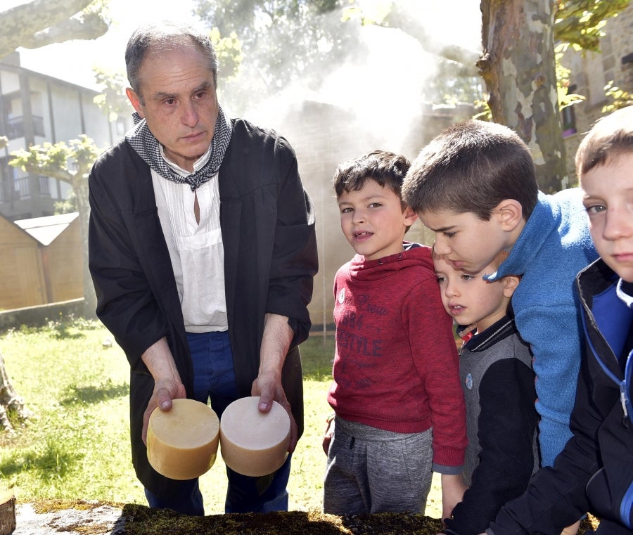 Idiazabal se vistió de gala para celebrar una de las citas fetivas más importante de la localidad, la Feria del Queso Vasco . Cientos de personas aprovecharon la soleada jornada para acercarse hasta allí y partipar en los numerosos actos y actividades organizadas a lo largo de la mañana de ayer. Una feria que reunió a 29 productores de queso con Denominación de Origen Idiazabal y Ossau Iraty.