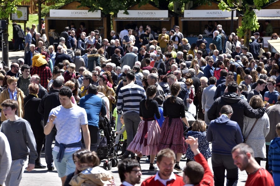 Idiazabal se vistió de gala para celebrar una de las citas fetivas más importante de la localidad, la Feria del Queso Vasco . Cientos de personas aprovecharon la soleada jornada para acercarse hasta allí y partipar en los numerosos actos y actividades organizadas a lo largo de la mañana de ayer. Una feria que reunió a 29 productores de queso con Denominación de Origen Idiazabal y Ossau Iraty.