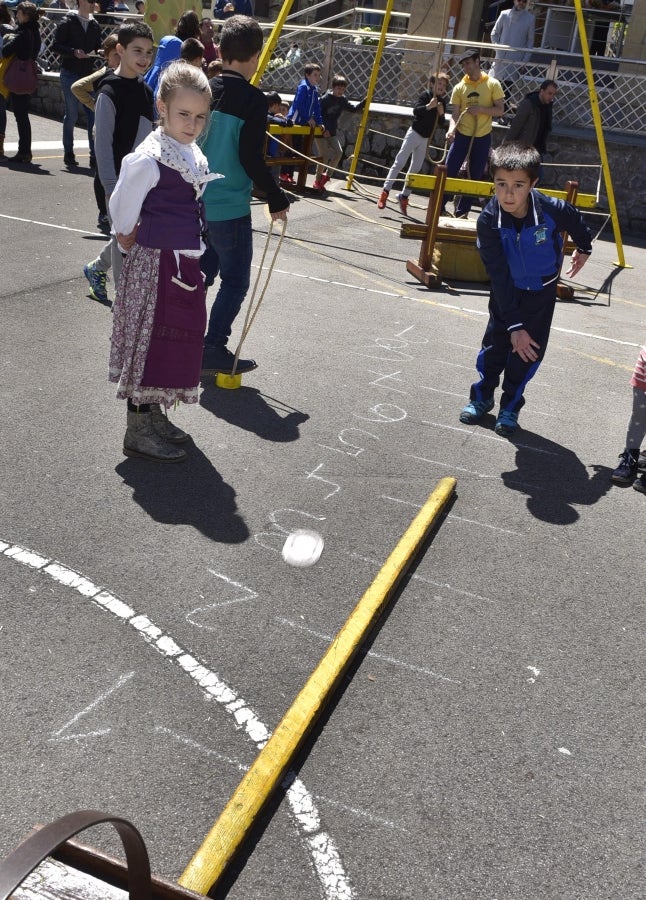 Idiazabal se vistió de gala para celebrar una de las citas fetivas más importante de la localidad, la Feria del Queso Vasco . Cientos de personas aprovecharon la soleada jornada para acercarse hasta allí y partipar en los numerosos actos y actividades organizadas a lo largo de la mañana de ayer. Una feria que reunió a 29 productores de queso con Denominación de Origen Idiazabal y Ossau Iraty.
