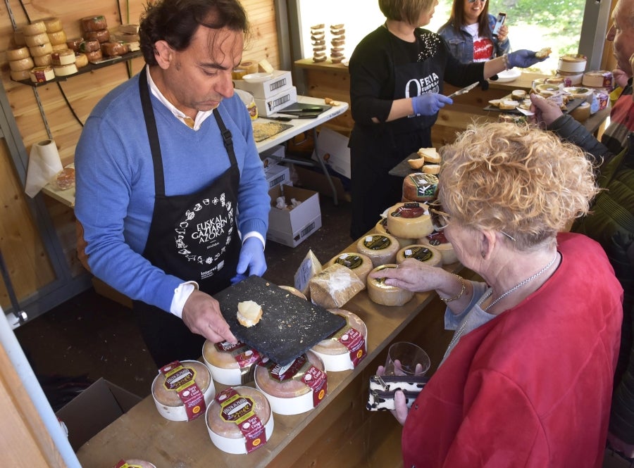 Idiazabal se vistió de gala para celebrar una de las citas fetivas más importante de la localidad, la Feria del Queso Vasco . Cientos de personas aprovecharon la soleada jornada para acercarse hasta allí y partipar en los numerosos actos y actividades organizadas a lo largo de la mañana de ayer. Una feria que reunió a 29 productores de queso con Denominación de Origen Idiazabal y Ossau Iraty.