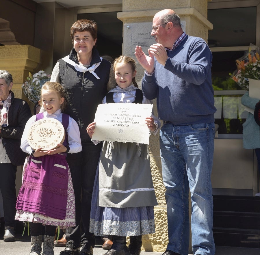 Idiazabal se vistió de gala para celebrar una de las citas fetivas más importante de la localidad, la Feria del Queso Vasco . Cientos de personas aprovecharon la soleada jornada para acercarse hasta allí y partipar en los numerosos actos y actividades organizadas a lo largo de la mañana de ayer. Una feria que reunió a 29 productores de queso con Denominación de Origen Idiazabal y Ossau Iraty.