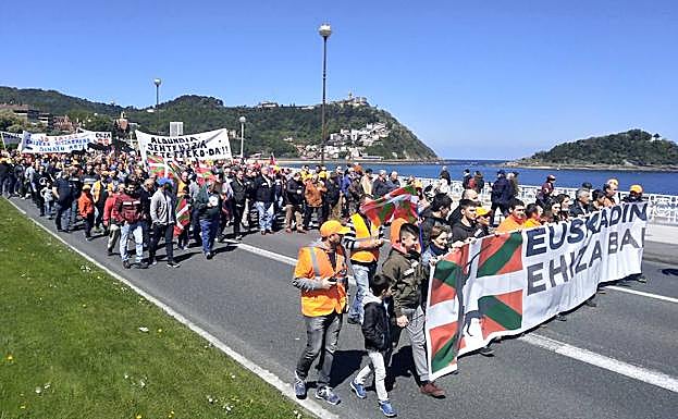 La cabeza de la manifestación a su paso por el Paseo de Concha 