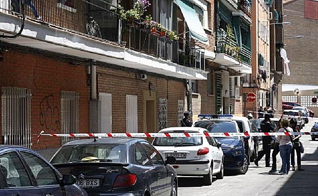 Exterior de la vivienda de Alcobendas donde fueron hallados los cuerpos sin vida de Rakel y Markel, hace ya dos años.