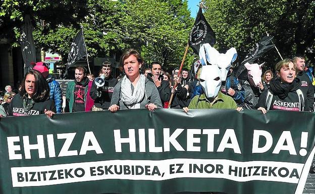 Protesta contra la caza de Azkekintza, ayer en Donostia.