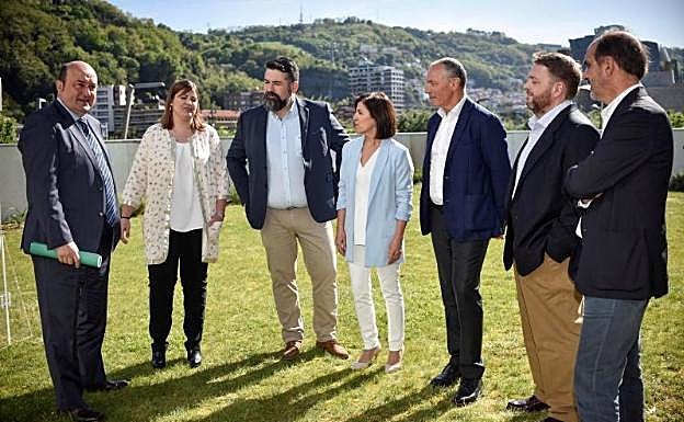Andoni Ortuzar, junto a los candidatos de la coalición europea CEUS en el exterior del Bizkaia Aretoa. 