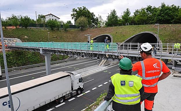 El arco colocado recientemente en la A-15 a la altura de Astigarraga se encargará de controlar el paso de camiones en uno de los nuevos tramos del peaje.