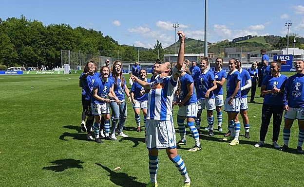 Sandra Ramajo lanza en su despedida el ramo de flores a sus compañeras, el domingo en Zubieta.