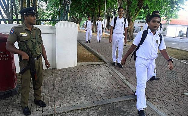 La policía controla la vuelta a clase de los escolares, dos semanas después de los atentados del Domingo de Resurrección en Sri Lanka.