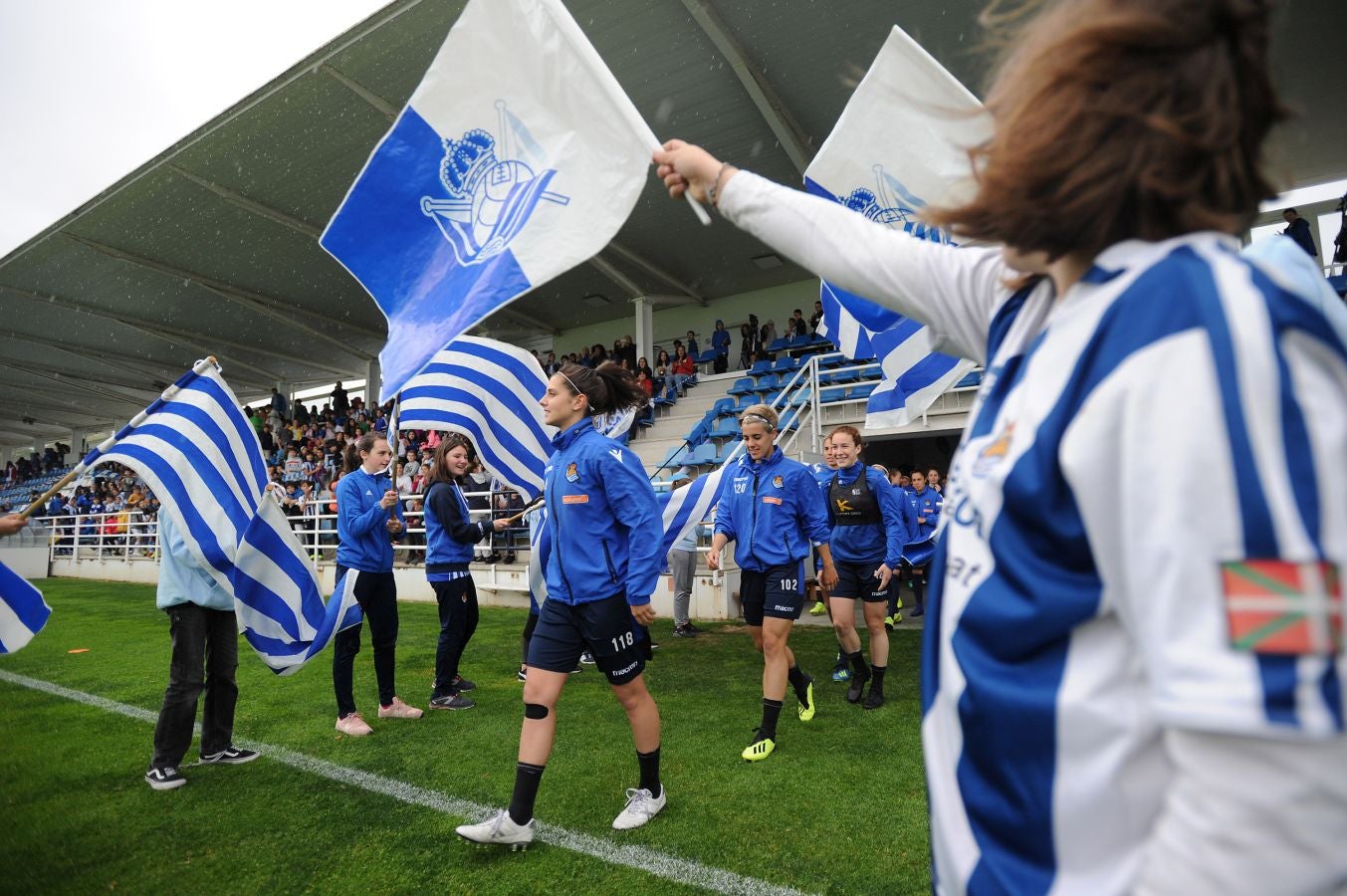 800 alumnos de distintos centros educativos de Gipuzkoa han animado a las jugadoras de la Real Sociedad
