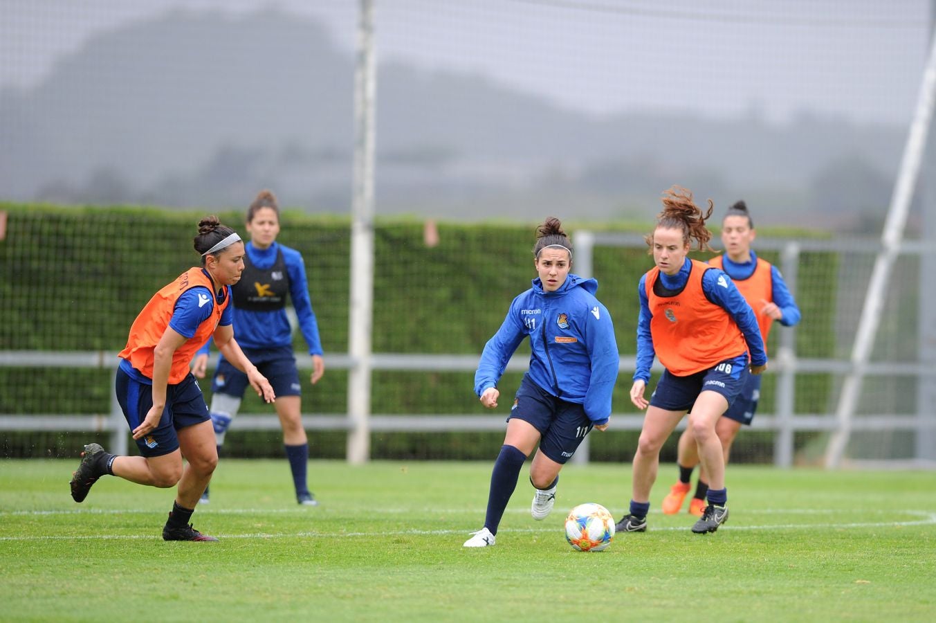 800 alumnos de distintos centros educativos de Gipuzkoa han animado a las jugadoras de la Real Sociedad