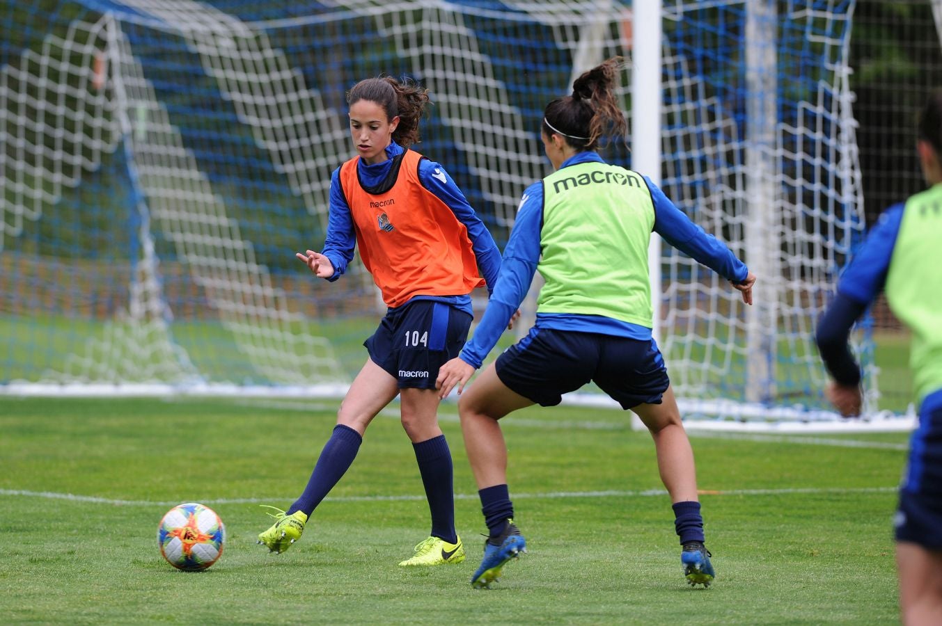 800 alumnos de distintos centros educativos de Gipuzkoa han animado a las jugadoras de la Real Sociedad