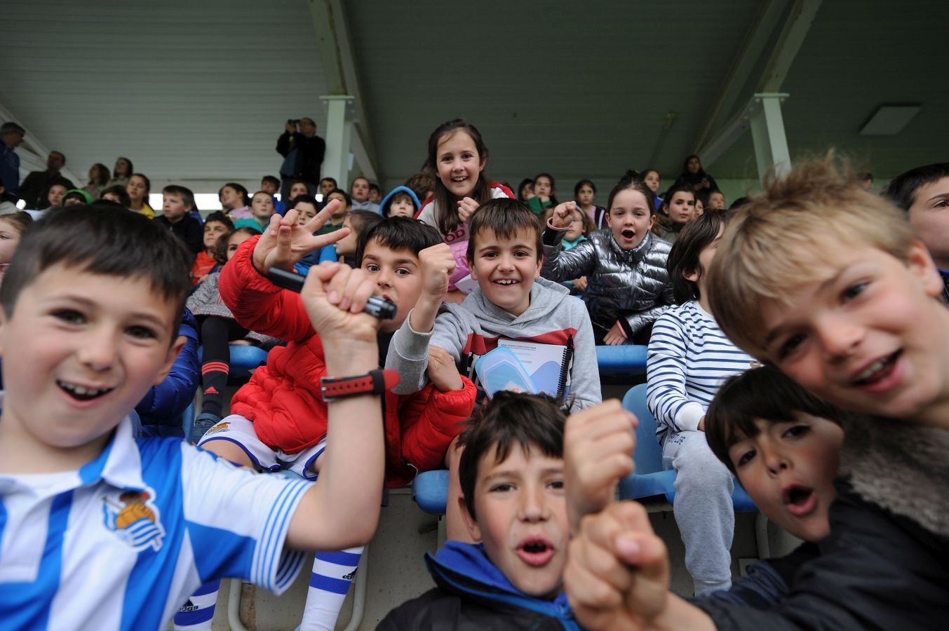 800 alumnos de distintos centros educativos de Gipuzkoa han animado a las jugadoras de la Real Sociedad