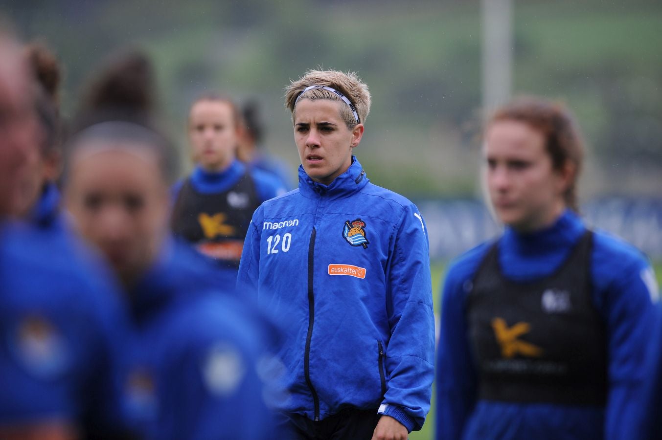 800 alumnos de distintos centros educativos de Gipuzkoa han animado a las jugadoras de la Real Sociedad