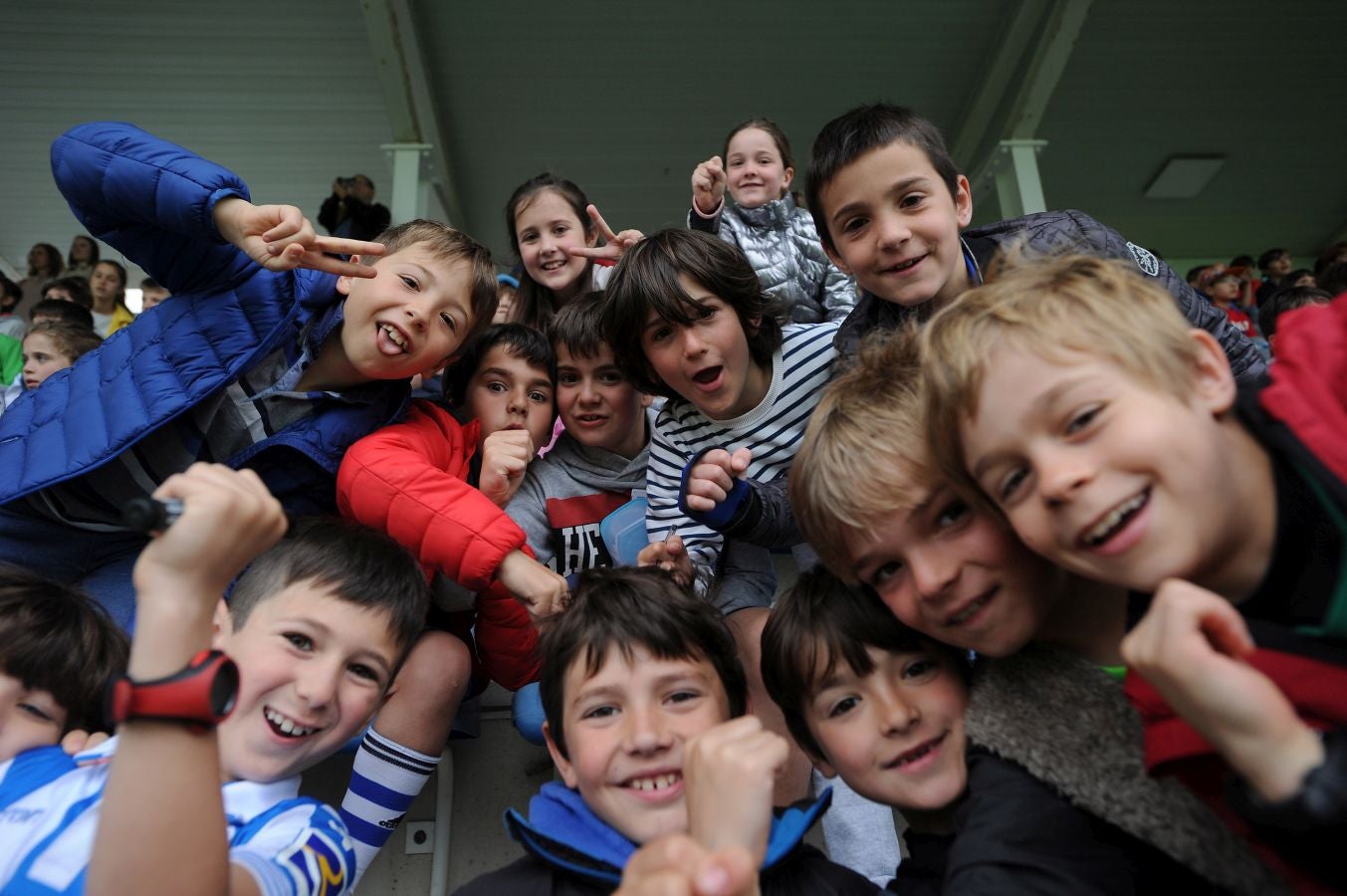800 alumnos de distintos centros educativos de Gipuzkoa han animado a las jugadoras de la Real Sociedad