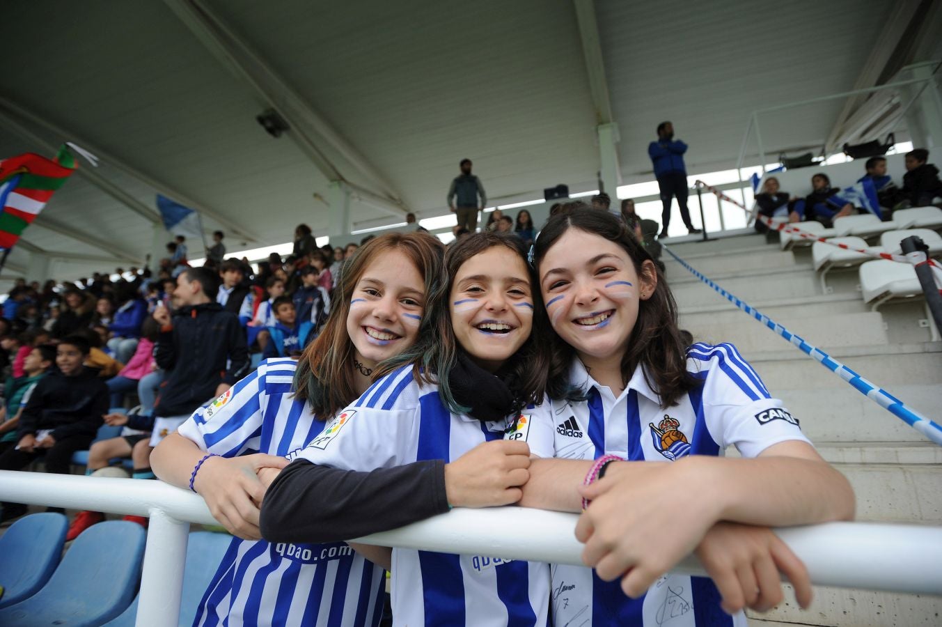800 alumnos de distintos centros educativos de Gipuzkoa han animado a las jugadoras de la Real Sociedad