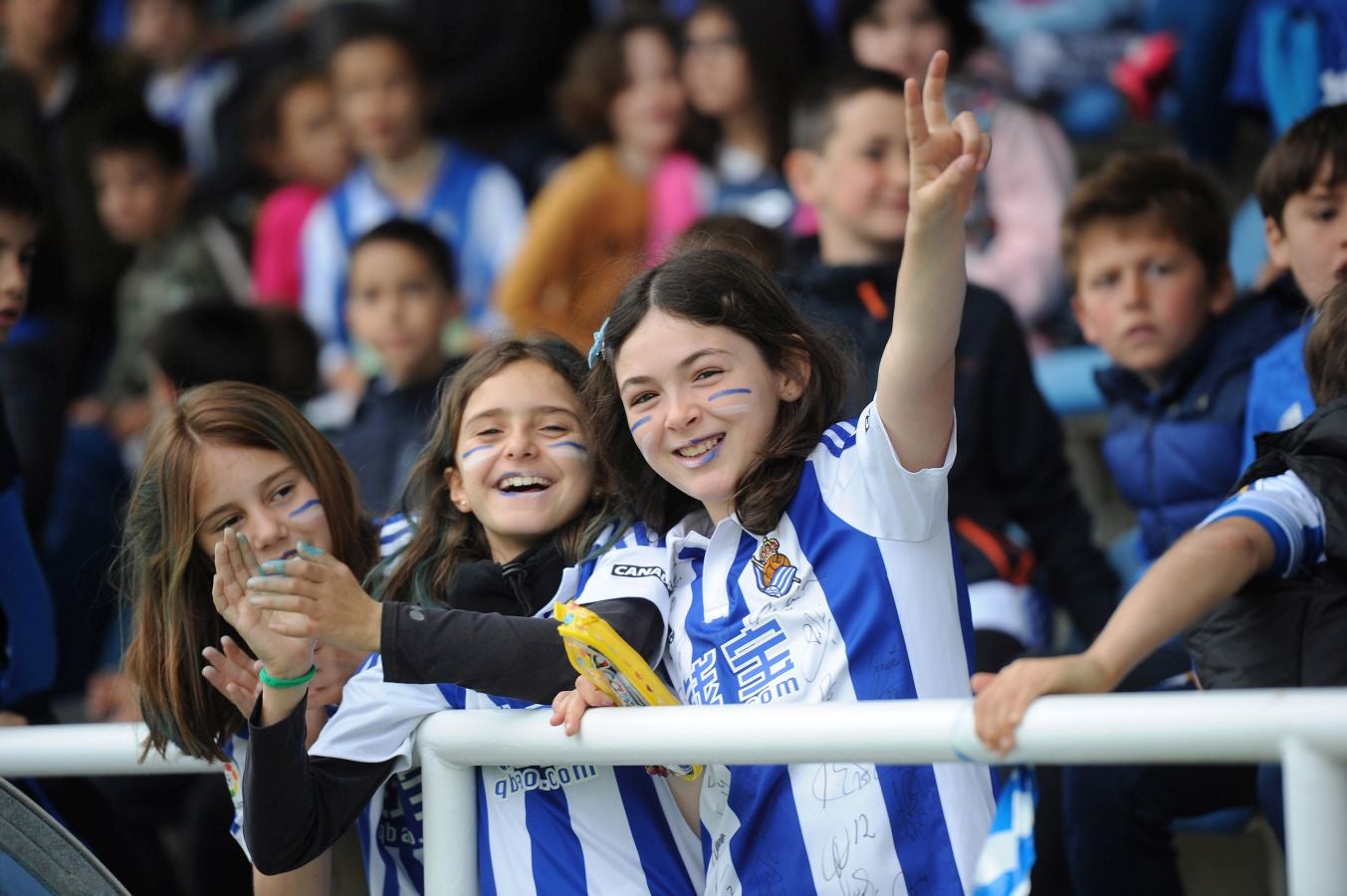 800 alumnos de distintos centros educativos de Gipuzkoa han animado a las jugadoras de la Real Sociedad