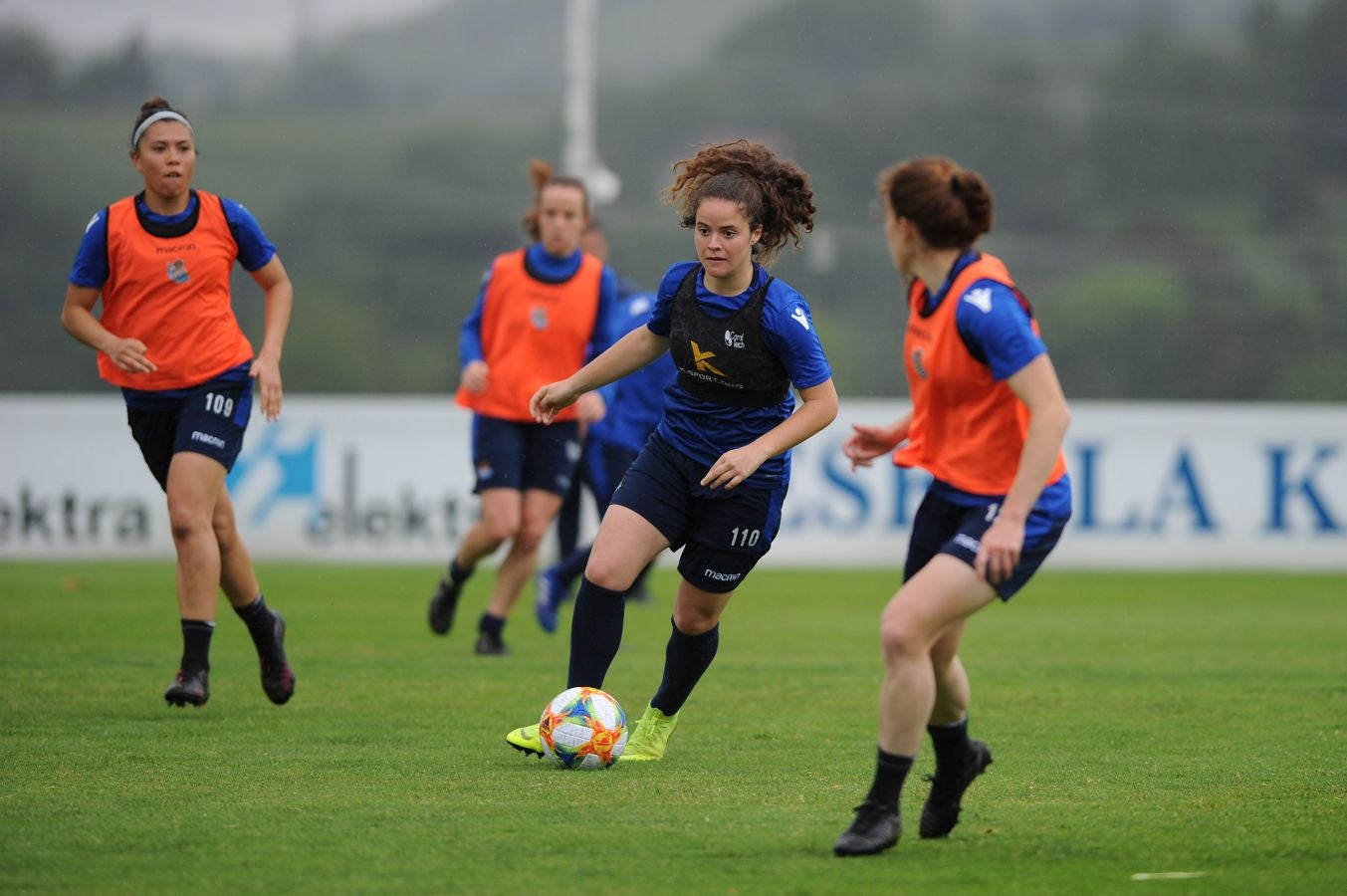 800 alumnos de distintos centros educativos de Gipuzkoa han animado a las jugadoras de la Real Sociedad