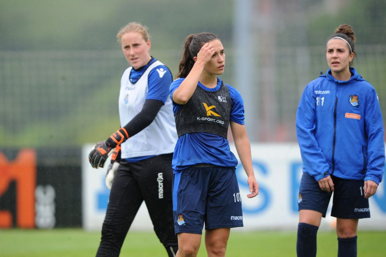 800 alumnos de distintos centros educativos de Gipuzkoa han animado a las jugadoras de la Real Sociedad