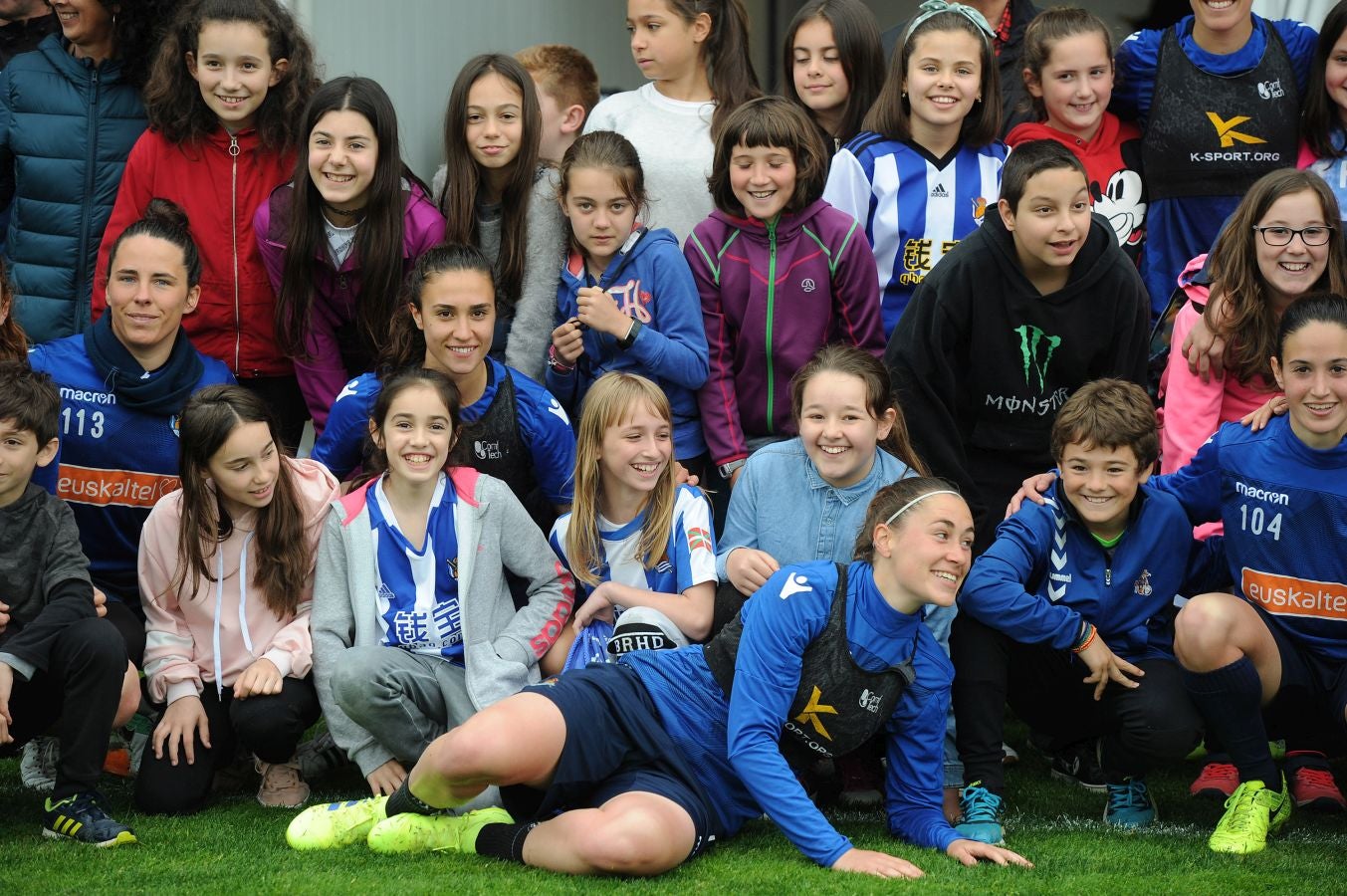 800 alumnos de distintos centros educativos de Gipuzkoa han animado a las jugadoras de la Real Sociedad