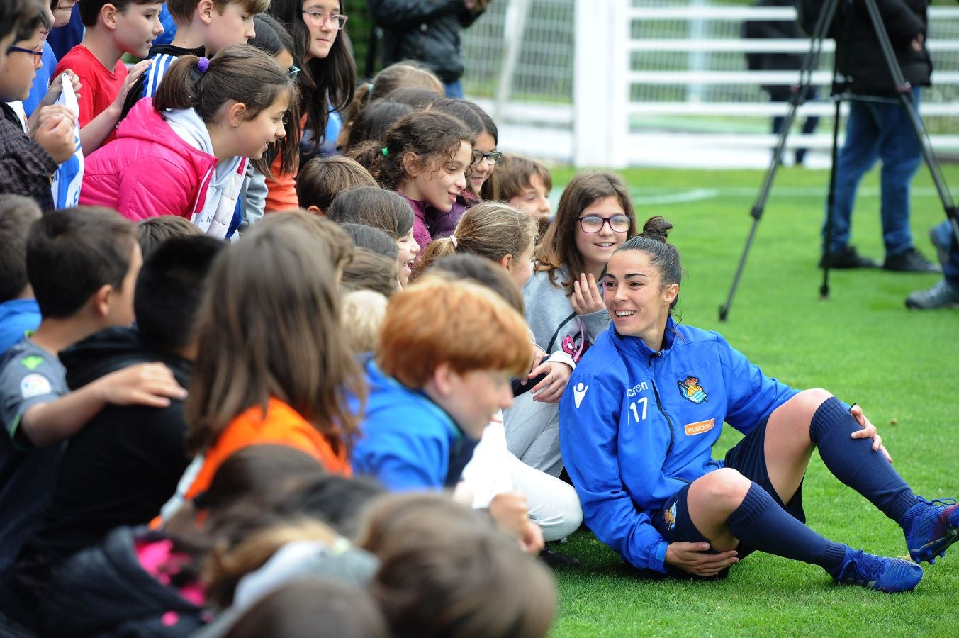 800 alumnos de distintos centros educativos de Gipuzkoa han animado a las jugadoras de la Real Sociedad