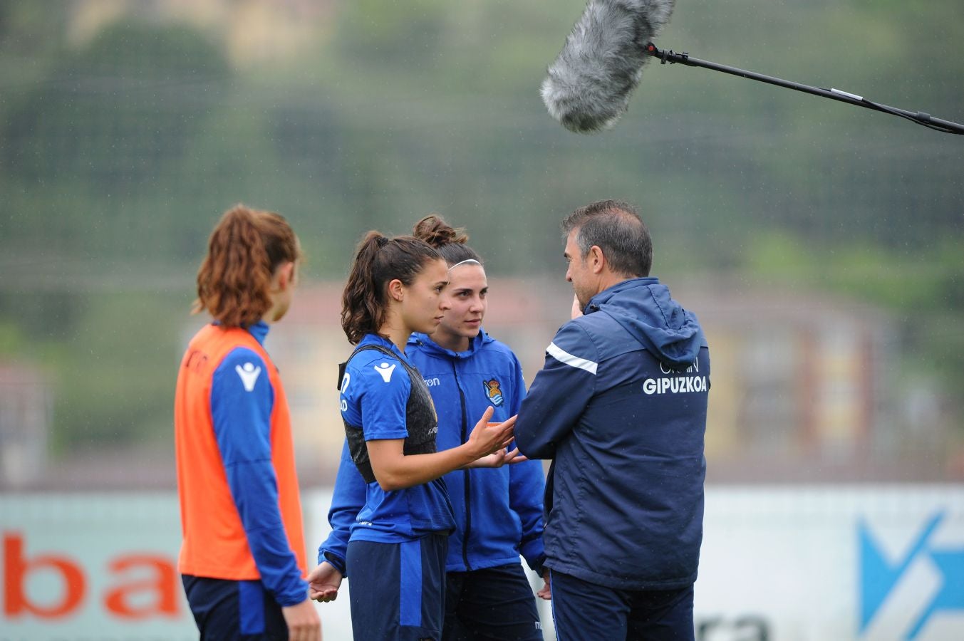 800 alumnos de distintos centros educativos de Gipuzkoa han animado a las jugadoras de la Real Sociedad